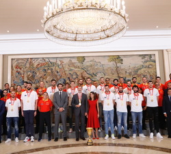 Fotografía de grupo de Sus Majestades los Reyes junto al equipo al completo de la Selección Nacional de Baloncesto