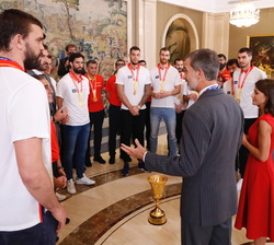 Sus Majestades los Reyes conversan con los componentes de la Selección Nacional de Baloncesto