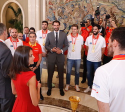 Sus Majestades los Reyes conversan con los componentes de la Selección Nacional de Baloncesto
