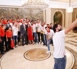 Sergio Llull realiza un selfi de Sus Majestades los Reyes junto a la Selección Nacional de Baloncesto