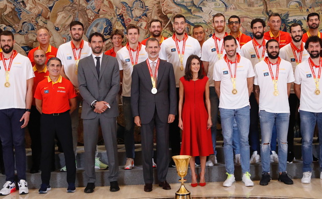 Sus Majestades los Reyes junto al equipo de la Selección Nacional de Baloncesto, Campeona del Mundial FIBA 2019