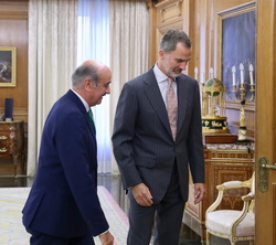 Su Majestad el Rey se dirige a su despacho con el representante del Partido Regionalista de Cantabria, José María Ángel Mazón Ramos