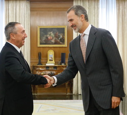 Su Majestad el Rey recibe el saludo del representante de Compromís: Bloc-Iniciativa-Verdsequo (Compromís 2019), Joan Baldoví Roda