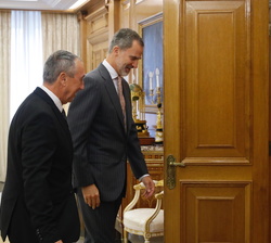 Su Majestad el Rey se dirige a su despacho con el representante de Compromís: Bloc-Iniciativa-Verdsequo (Compromís 2019), Joan Baldoví Roda