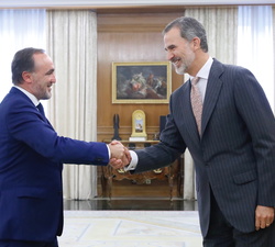 Su Majestad el Rey recibe el saludo del representante de Unión del Pueblo Navarro, Javier Esparza Abaurrea