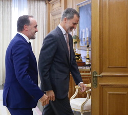 Su Majestad el Rey se dirige a su despacho con el representante de Unión del Pueblo Navarro, Javier Esparza Abaurrea