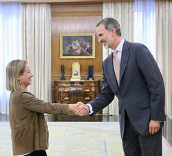 Su Majestad el Rey recibe el saludo de la representante de Coalición Canaria-Partido Nacionalista Canario, Ana María Oramas González-Moro