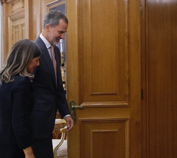 Su Majestad el Rey se dirige a su despacho con la representante de En Común-Unidas Podemos (PODEMOS-EU-MAREAS EN COMÚN-EQUO), Yolanda Díaz Pérez