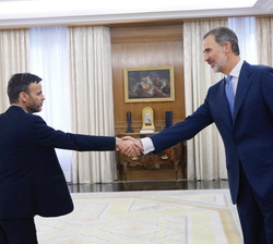Su Majestad el Rey recibe el saludo del representante de En Comú Podem-Guanyem el Canvi, Jaume Asens Llodrá