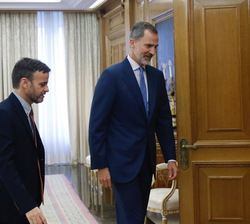 Su Majestad el Rey se dirige a su despacho con el representante de En Comú Podem-Guanyem el Canvi, Jaume Asens Llodrá