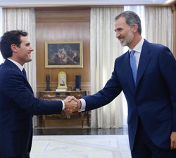 Su Majestad el Rey recibe el saludo del representante de Ciudadanos-Partido de la Ciudadanía (C's), Albert Rivera Díaz