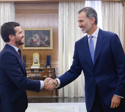 Su Majestad el Rey recibe el saludo del representante del Partido Popular (PP), Pablo Casado Blanco