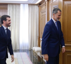 Su Majestad el Rey se dirige a su despacho con el representante del Partido Popular (PP), Pablo Casado Blanco