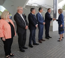 Don Sofía recibe el saludo del presidente de la Generalitat Valenciana, Ximo Puig, a su llegada al Museo de las Ciencias Príncipe Felipe
