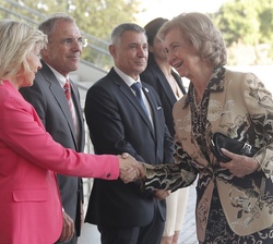 Su Majestad la Reina Doña Sofía, a su llegada al Museo de las Ciencias Príncipe Felipe, recibe el saludo de las autoridades que le esperaban