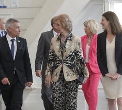 Doña Sofía accede al auditorio “Santiago Grisolía” acompañada por las autoridades asistentes