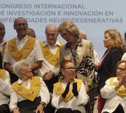 Doña Sofía con los integrantes del Coro “Les Veus de la Memòria”