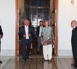 Su Majestad la Reina  Doña Sofía junto al alcalde de Valencia a su llegada a la recepción ofrecida por el Ayuntamiento a los congresistas 
