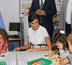 Su Majestad la Reina junto a alumnos durante su visita al C.E.I.P.