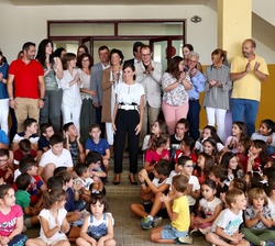 Su Majestad la Reina durante el recorrido de su visita junto a alumnos y profesores