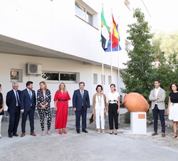 Su Majestad la Reina junto a las autoridades y profesores del I.E.S.O. "Vía Dalmacia" junto a la tinaja conmemorativa de su visita