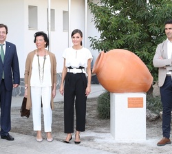 Su Majestad la Reina junto a la tinaja conmemorativa de su visita al I.E.S.O. "Vía Dalmacia"