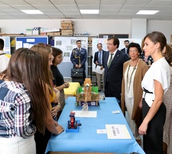 Doña Letizia conversa con los alumnos en el aula tecnológica