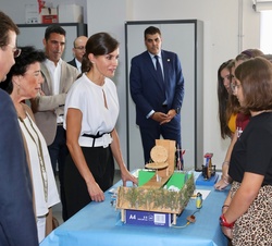 Su Majestad la Reina durante su visita al aula tecnológica