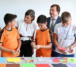 Doña Letizia charla con los alumnos durante su visita en la dibuteca