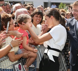 A su salida, Doña Letizia recibe los saludos del público