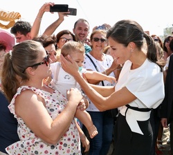 Doña Letizia saluda al público congregado a su salida 