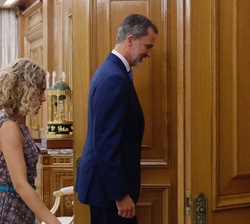 Su Majestad el Rey con la presidenta del Congreso de los Diputados, Meritxell Batet Lamaña, tras finalizar la ronda de contactos con los representante