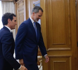 Su Majestad el Rey se dirige a su despacho con el representante de Ciudadanos-Partido de la Ciudadanía (C's), Albert Rivera Díaz