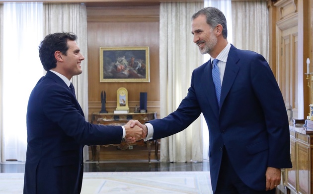 Su Majestad el Rey recibe el saludo del representante de Ciudadanos-Partido de la Ciudadanía (C's), Albert Rivera Díaz