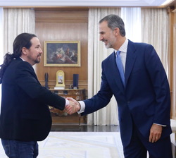 Su Majestad el Rey recibe el saludo del representante de Podemos (Unidas Podemos), Pablo Iglesias Turrión