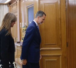 Su Majestad el Rey se dirige a su despacho con la representante de Junts (Junts per Catalunya-Junts), Laura Borrás Castanyer