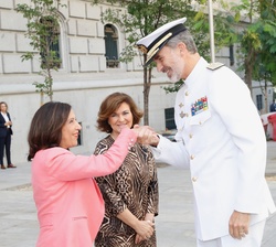 Su Majestad el Rey durante los saludos de bienvenida a su llegada al Cuartel General de la Armada