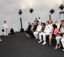 Su Majestad el Rey en la Cúpula Geodésica del Museo Naval durante la intervención del comisario de la exposición, Enrique Martínez Rúiz