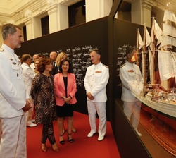 Su Majestad el Rey frente a la maqueta del Buque Escuela de la Armada "Juan Sebastián Elcano"