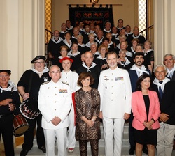 Su Majestad el Rey junto a los integrantes de la Coral San Salvador de Guetaria