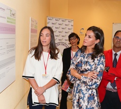 Doña Letizia recibe explicciones de una de las ponentes frente los paneles