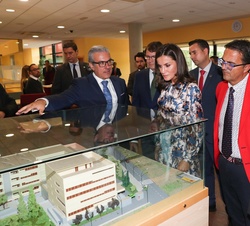 Doña Letizia durante la visita a las instalaciones frente a una maqueta del Centro