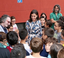 Doña Letizia conversa con los niños al finalizar la visita