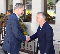 Sus Majestades los Reyes son recibidos por el presidente del Gobierno de Canarias, Ángel Víctor Torres