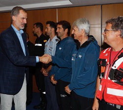 Su Majestad el Rey recibe el saludo de personal de los cuerpos técnicos y voluntarios que colaboraron en la asistencia y extinción de los incendios