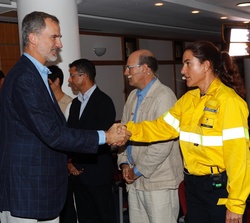 Su Majestad el Rey es saludado por personal de los cuerpos técnicos y voluntarios que colaboraron en la asistencia y extinción de los incendios