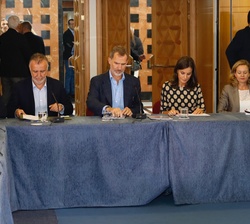 Sus Majestades los Reyes durante la reunión de trabajo acompañados por las autoridades asistentes