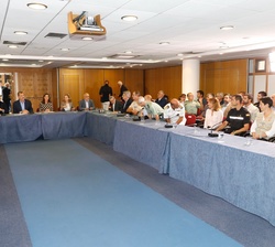 Vista general de la mesa de reunión de trabajo