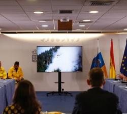 Don Felipe y Doña Letizia durante la proyección de un video durante la reunión de trabajo