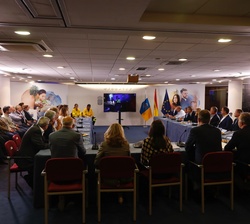Vista general de la mesa de la reunión de trabajo